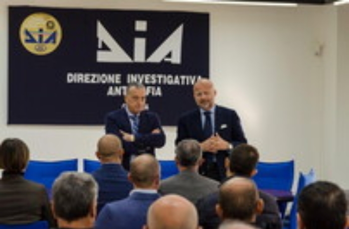 Polizia, il questore di Catania in visita al centro Dia