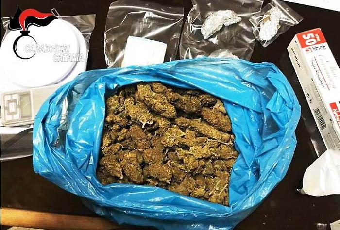 Catania, l'apecar era diventato il &ldquo;bancone&rdquo; per vendere marijuana