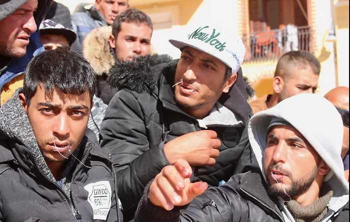 &laquo;Siamo prigionieri a Lampedusa&raquo;, gruppo di tunisini si cuce la bocca per protesta