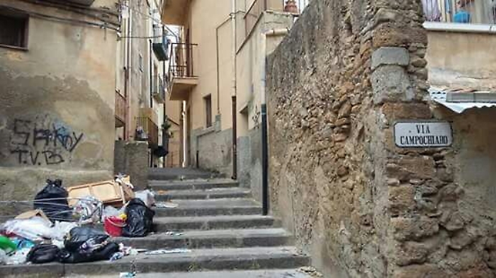 Spazzatura lungo la scalinata a Caltagirone