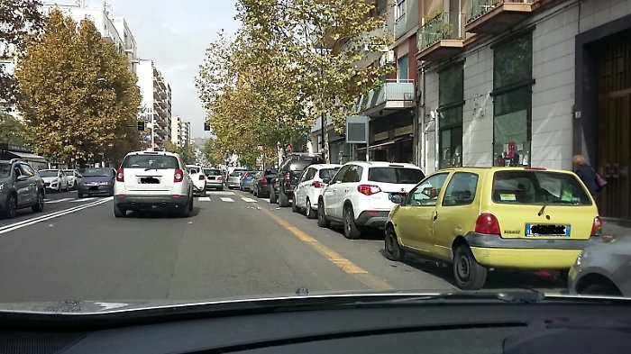 In viale V. Veneto corsia di taxi e bus sempre occupata da auto parcheggiate