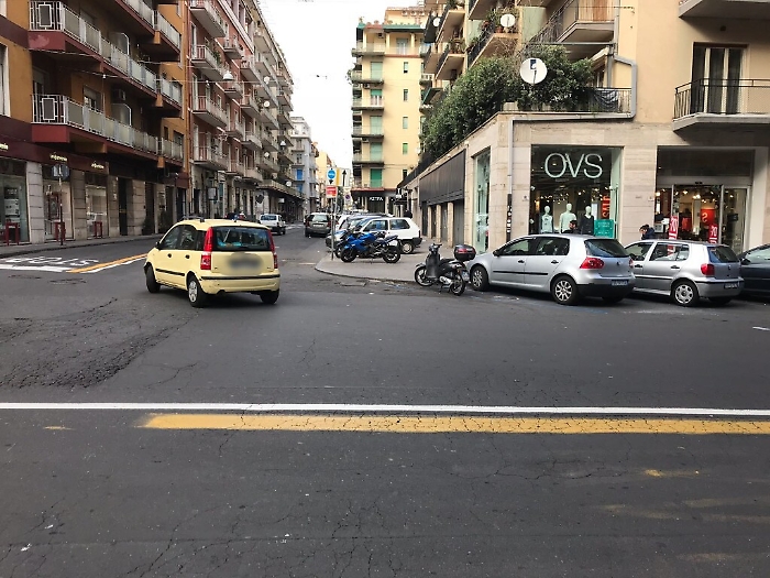 Catania, in via D'Annunzio sosta selvaggia: auto parcheggiata in mezzo alla strada