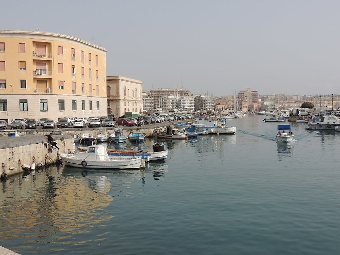 Siracusa, straniero trovato in fin di vita da due turisti al porticciolo
