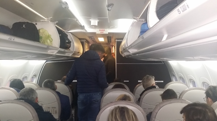 Volotea in ritardo di oltre 5 ore, ma per la compagnia sono "meno" di 3: reclami negati