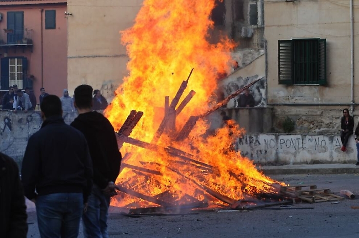 Palermo, lancio di uova contro operai Rap che rimuovevano le vampe di San Giuseppe