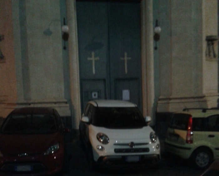 Catania, parcheggio selvaggio davanti la chiesa in piazza Maravigna