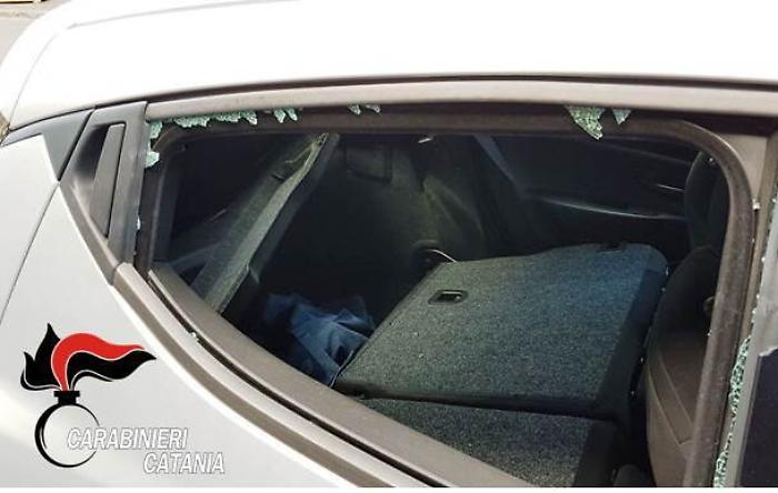 Catania, depreda l'auto di due turisti e scappa: arrestato dopo mezz'ora