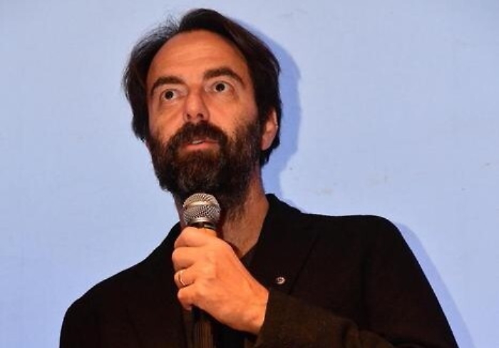 Neri Marcor&egrave; nei panni di De Andr&egrave; tra presente e futuro