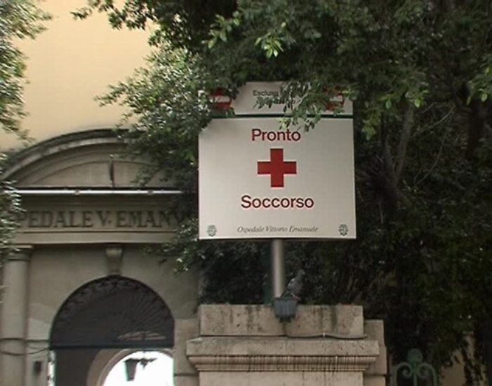 Catania, interviene in difesa di una collega: medico preso a pugni al pronto soccorso del V.E.