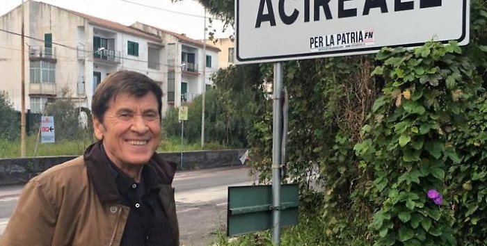 Gianni Morandi ad Acireale per il suo tour, fa un giro in citt&agrave;