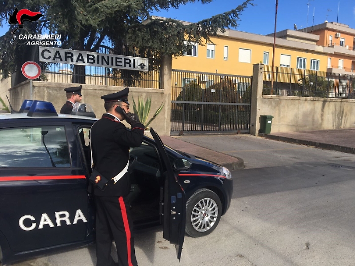 Ravanusa, bruciavano rifiuti nella scuola materna, arrestati cinque operai