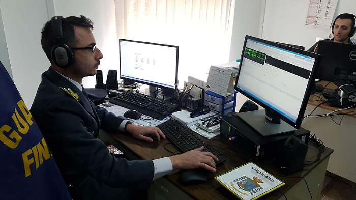 Gela, compravano merce e la pagavano con assegni scoperti: quattro arresti