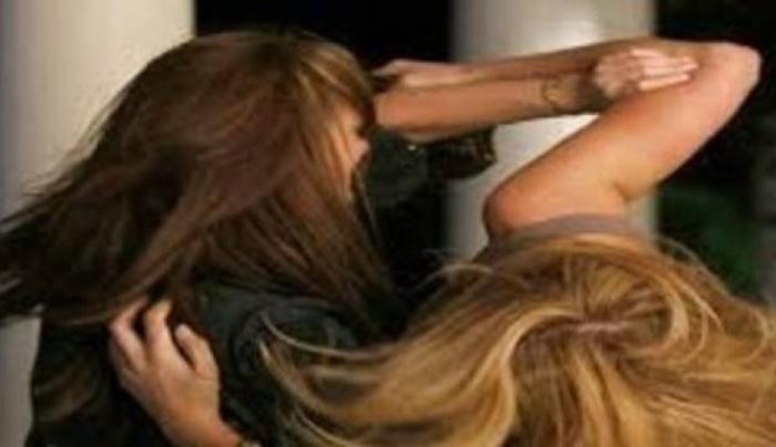 Noto, botte tra ragazze per un amico conteso: arrivano i carabinieri