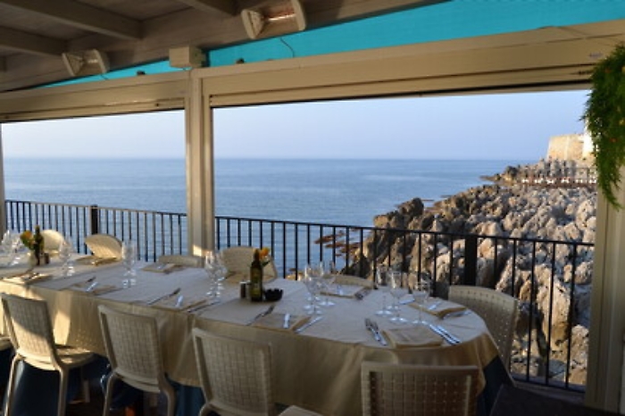 Cefal&ugrave;, la "terrazza sul mare" del ristorante non ha permesso: scatta sequestro preventivo 