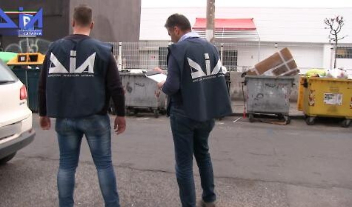 Scandalo rifiuti Catania, arrestati presto davanti a gip per interrogatori
