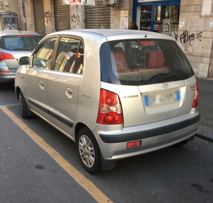Catania, occupano per pi&ugrave; di un'ora stallo disabili personale e numerato