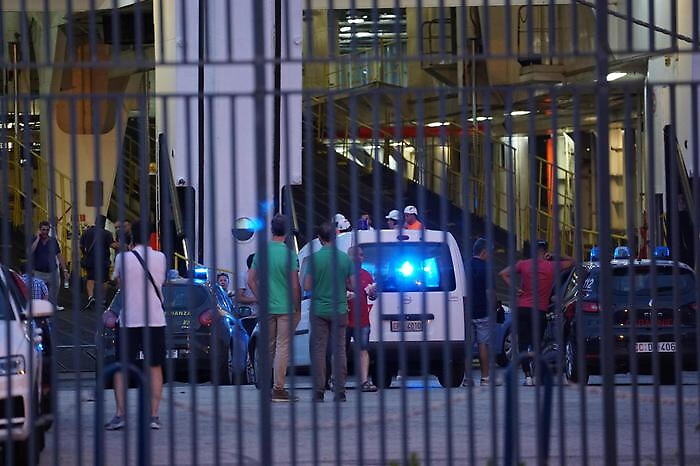 Agente di Polizia diretto a Palermo su auto caduta da ponte traghetto