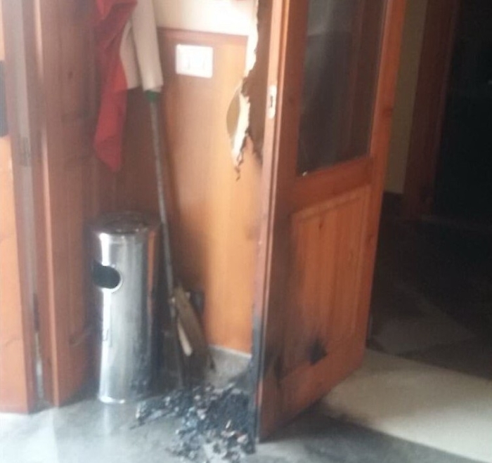 Incendiato portone dell'aula consiliare del Comune di Vittoria