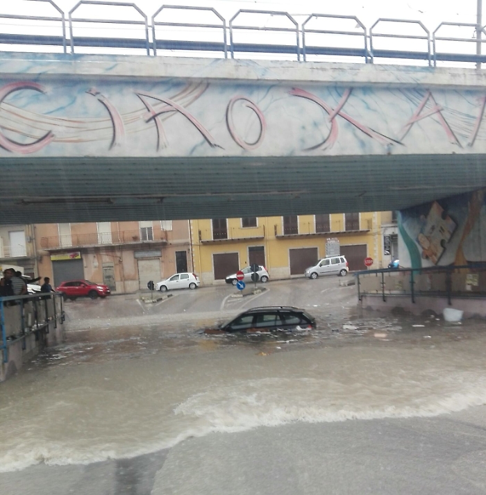 Canicatt&igrave;, auto sott'acqua, circonvallazione allagata