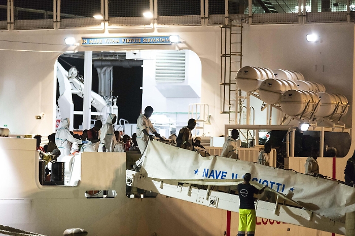 Sbarco Pozzallo, i naufraghi: &laquo;Ci siamo salvati aggrappandoci ai cadaveri&raquo;