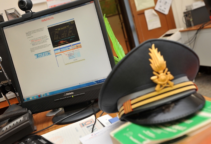 Vittoria: giro di fatture false da 6 milioni di euro sui prodotti del mercato ortofrutticolo, 13 denunciati