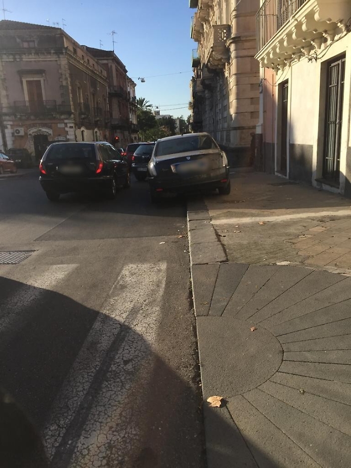Catania: gli habitu&eacute; della sosta sul marciapiede