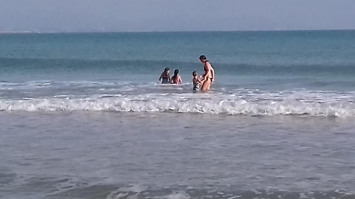 Scala dei Turchi: al lido Majata &egrave; sempre estate: ancora bagnanti a fine novembre