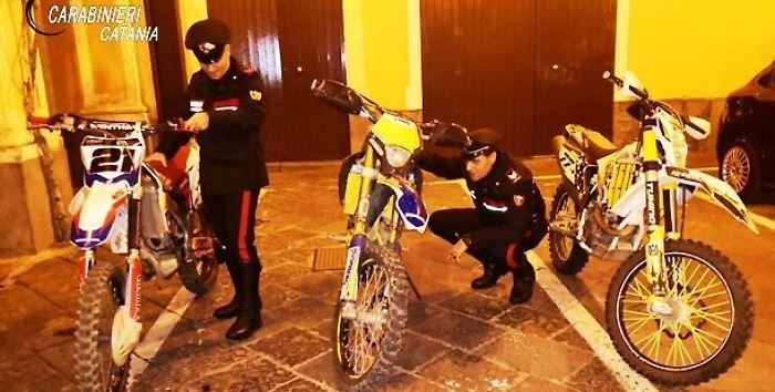 Sfrecciano in tre a Librino su moto rubate: 19enne denunciato