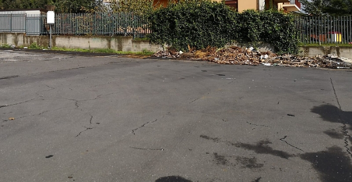 Mascalucia: piazzale  Bonajuto-Somma sempre sporco nonostante le segnalazioni