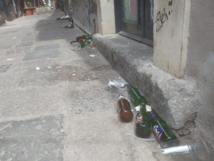 Catania, i resti del bivacco nei pressi della Cappella Bonajuto.