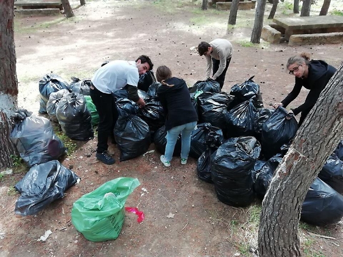 Il gruppo &ldquo;Tierra Techo Trabajo&rdquo; che, alla vigilia di Pasqua, ha ripulito l&rsquo;area attrezzata del boschetto di Fondacazzo