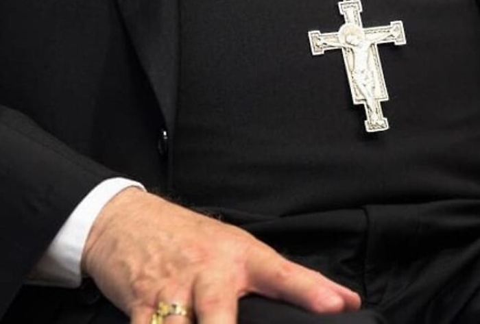 Denaro e lavoro a ragazzo africano in cambio di sesso: prete condannato