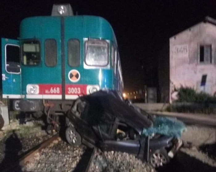 Noto, auto travolta da un treno:muore una donna, ferito il marito