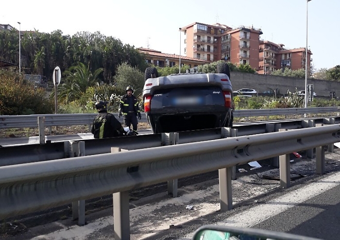 Catania, tangenziale in tilt per il ribaltamento di un'auto