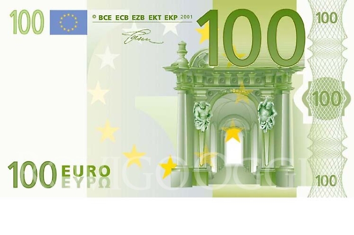 Pagano con cento euro falsi. Truffato ambulante