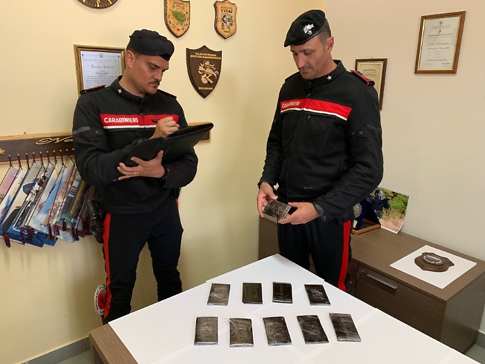 Sopra l'armadio nascondeva un chilo di hashish: un arresto a Ballar&ograve;