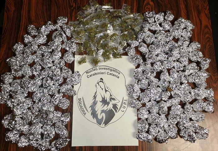 In un borsone 300 dosi di marijuana gi&agrave; pronte per lo spaccio