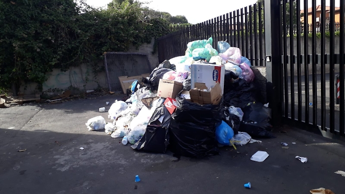 Mascalucia, raccolta rifiuti: "Mi vergogno di abitare in questo paese"