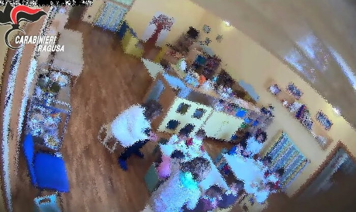 Ragusa, maltrattava i bambini dell'asilo nido: arrestata maestra