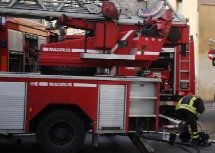 Autobus Amt prende fuoco vicino a "Porte di Catania"