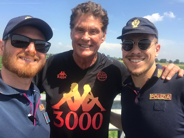 Star di "Baywatch" fermato per controllo dalla Stadale: agenti non resistono e chiedono una foto