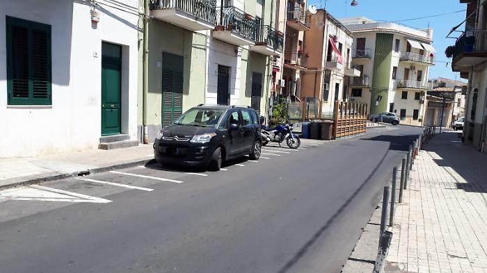 Aci Castello (CT) : parcheggio per le moto occupato dalle auto.