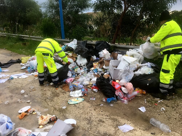 Dai rifiuti abbandonati si &egrave; risaliti ai "proprietari": 11 denunce nel Siracusano