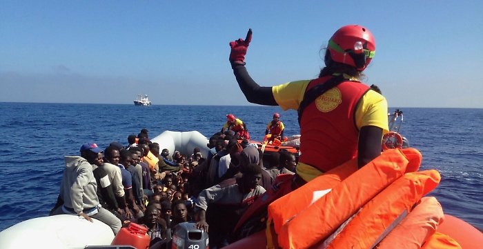 Anche la Open Arms salva 52 migranti al largo della Libia e chiede un porto sicuro