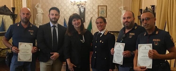 Agenti salvarono famiglia dalle fiamme: premiati