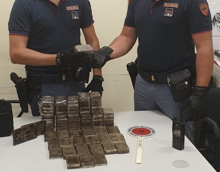 Nella camera da letto nascondeva quasi un chilo di hashish: un arresto a Palermo