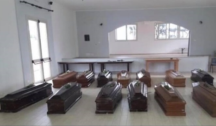 Naufragio Lampedusa, il sindaco diserta il funerale: &laquo;Sbagliata la funzione cattolica, non sappiano di che religione fossero&raquo;