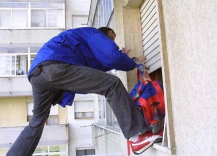 Catania, ladro arrampicatore cade dal balcone: arrestato con il complice