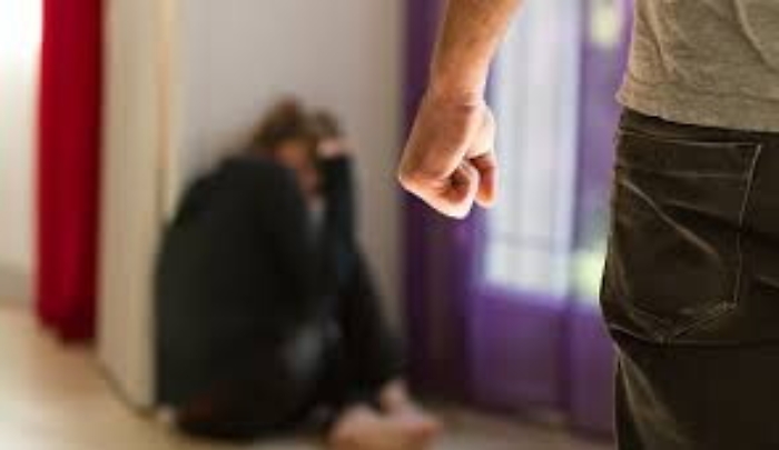 Picchia la moglie a Niscemi e poi va dai carabinieri