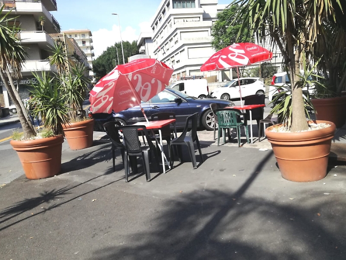 Catania: marciapiede invaso da tavolini, sedie e auto.